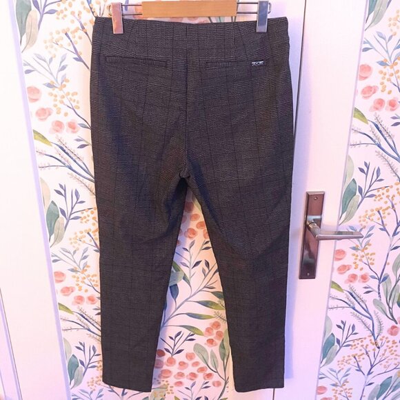 ✨ Calvin Klein Pull-On Plaid Slim Dress Pants – Size 8 | Flattering & Comfy ✨ - Picture 5 of 9